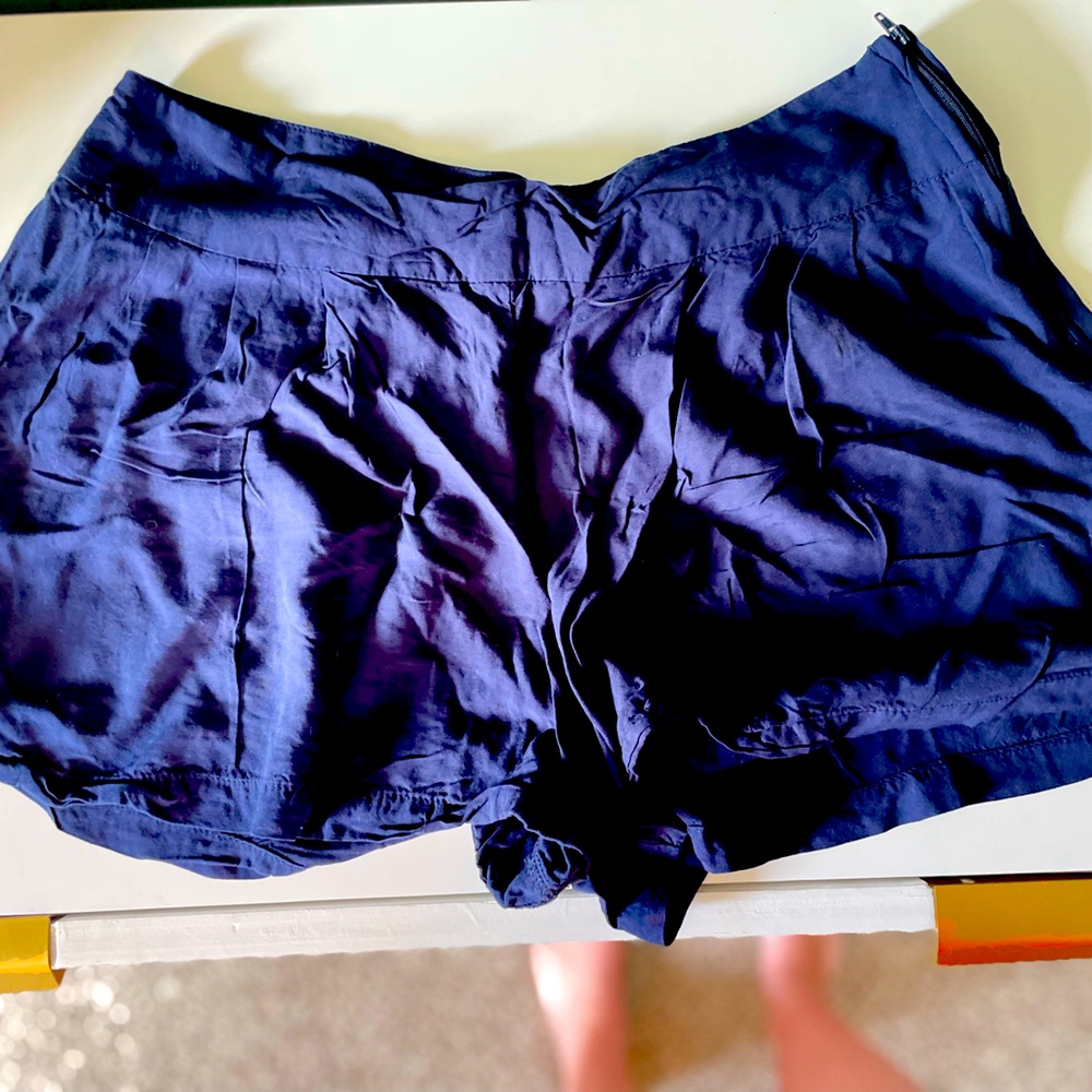Xai// Dress shorts // soft linen // size LG
